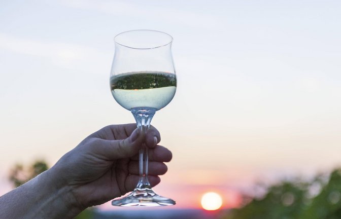 Ein Gläschen Wein auf dem Wochenmarkt direkt am Stand wird es in Baden-Württemberg weiterhin nur in Ausnahmefällen geben. (Symbolbild)<span class='image-autor'>Foto: imago images/imagebroker</span>