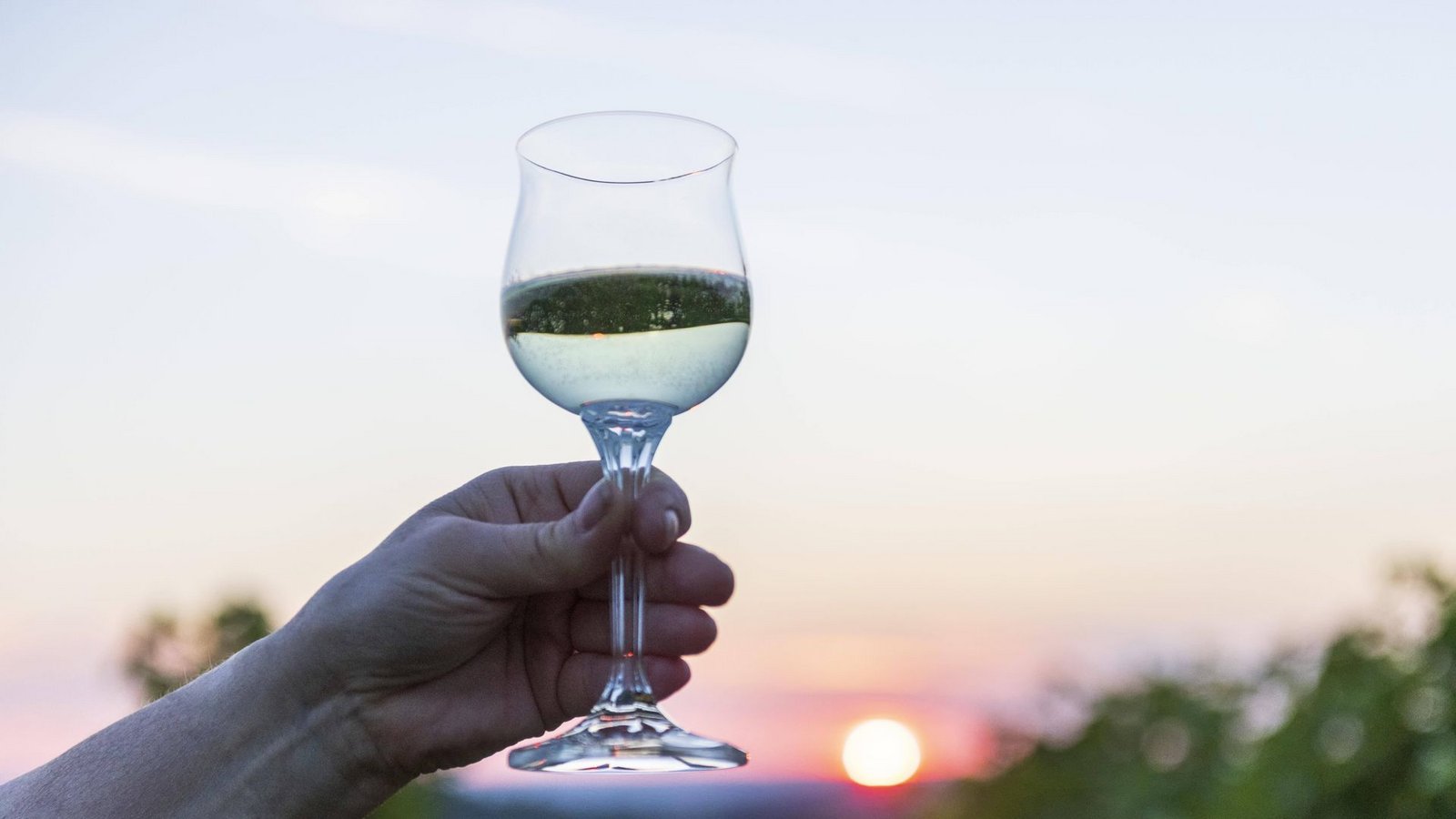 Ein Gläschen Wein auf dem Wochenmarkt direkt am Stand wird es in Baden-Württemberg weiterhin nur in Ausnahmefällen geben. (Symbolbild)Foto: imago images/imagebroker Ein Gläschen Wein auf dem Wochenmarkt direkt am Stand wird es in Baden-Württemberg weiterhin nur in Ausnahmefällen geben. (Symbolbild)Foto: imago images/imagebroker