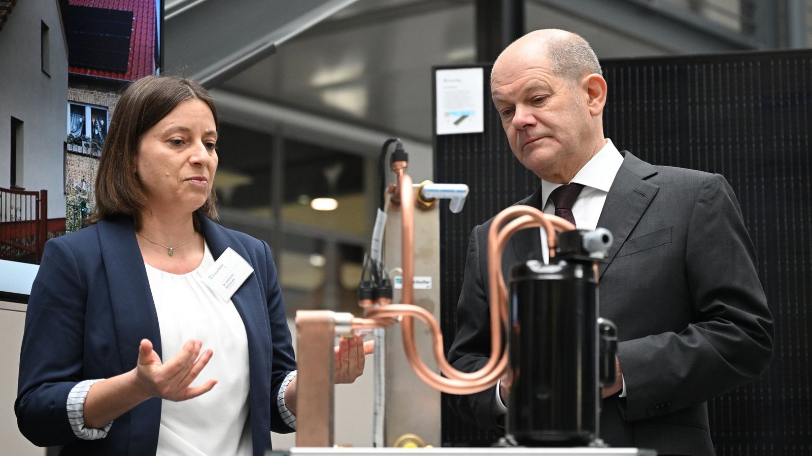 Beim Abstecher ins Fraunhofer-Instituts gab es Nachhilfe in Physik: Gruppenleiterin Katharina Morawietz erläutert Scholz die Funktion einer Propan-Wärmepumpe.Foto: dpa/Marijan Murat Beim Abstecher ins Fraunhofer-Instituts gab es Nachhilfe in Physik: Gruppenleiterin Katharina Morawietz erläutert Scholz die Funktion einer Propan-Wärmepumpe.Foto: dpa/Marijan Murat
