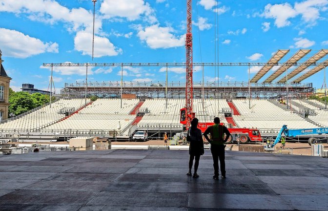 Hier stand vor Jahren einst Lenny Kravitz und traute seinen Beinen nicht: Der Boden hat geschwungen. Warum das völlig ungefährlich ist, erklärt Jazz-Open-Produktionsleiter Matthias Kreiner.<span class='image-autor'>Foto: Lichtgut/Leif Piechowski</span>