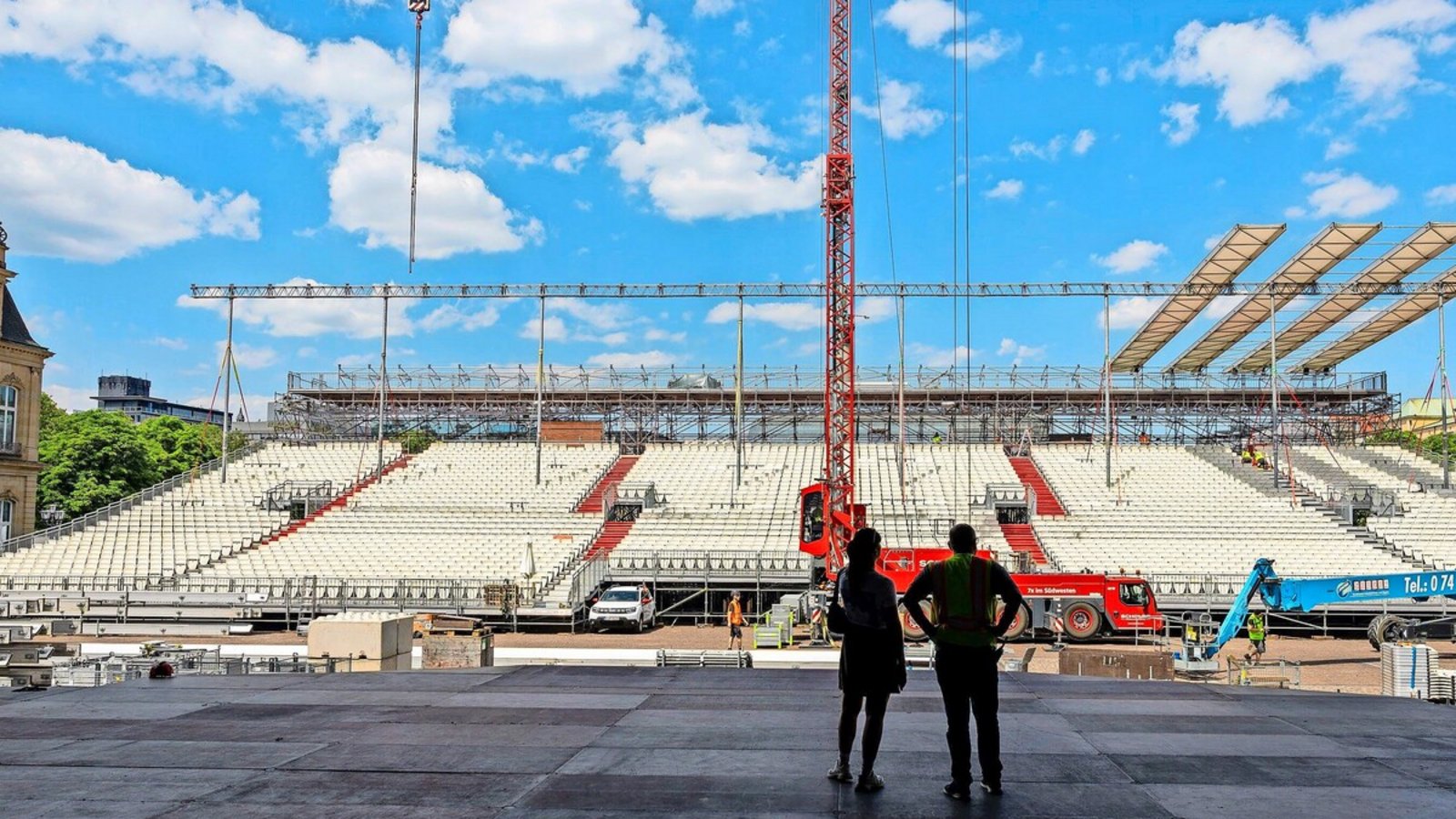 Hier stand vor Jahren einst Lenny Kravitz und traute seinen Beinen nicht: Der Boden hat geschwungen. Warum das völlig ungefährlich ist, erklärt Jazz-Open-Produktionsleiter Matthias Kreiner.Foto: Lichtgut/Leif Piechowski Hier stand vor Jahren einst Lenny Kravitz und traute seinen Beinen nicht: Der Boden hat geschwungen. Warum das völlig ungefährlich ist, erklärt Jazz-Open-Produktionsleiter Matthias Kreiner.Foto: Lichtgut/Leif Piechowski