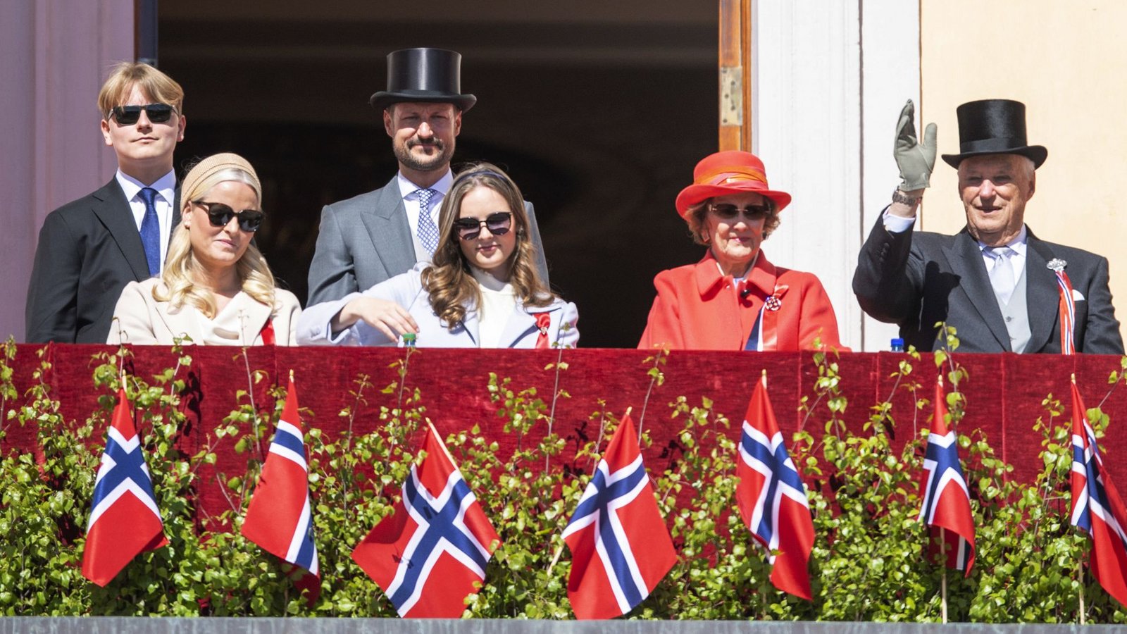 Traditionell zeigt sich die königliche Familie am 17. Mai auf dem Balkon des Schlosses in Oslo.Foto: dpa/Annika Byrde