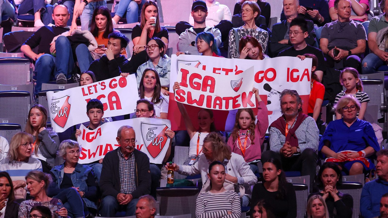 Die Stuttgarter Porsche-Arena ist während dem Turnier gut besucht. Von Donnerstag bis Sonntag ist die Halle komplett ausverkauft, insgesamt finden 34 000 Zuschauer während der neun Turnier-Tage den Weg in die Arena im Neckarpark. Teilweise sind die Fans mit Plakaten ausgerüstet, um die Tennis-Stars wie hier Iga Swiatek anzufeuern.Foto: Pressefoto Baumann