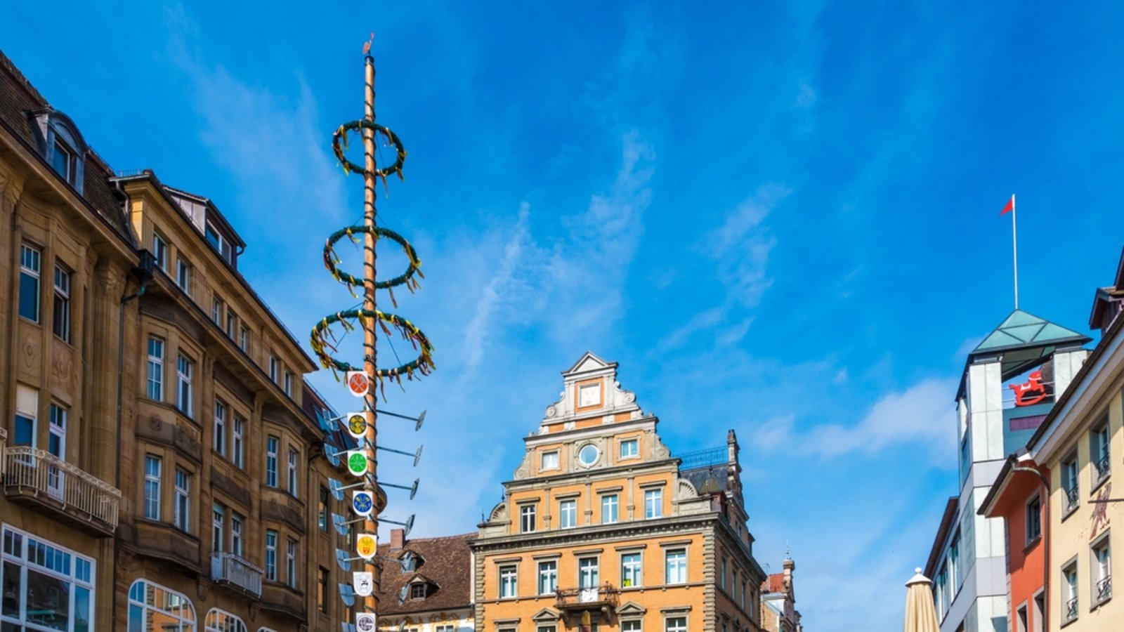 Maibaum in der Konstanzer Altstadt.Foto: H-AB Photography/ Shutterstock