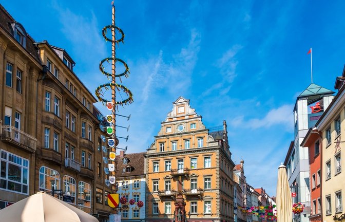 Maibaum in der Konstanzer Altstadt.<span class='image-autor'>Foto: H-AB Photography/ Shutterstock</span>