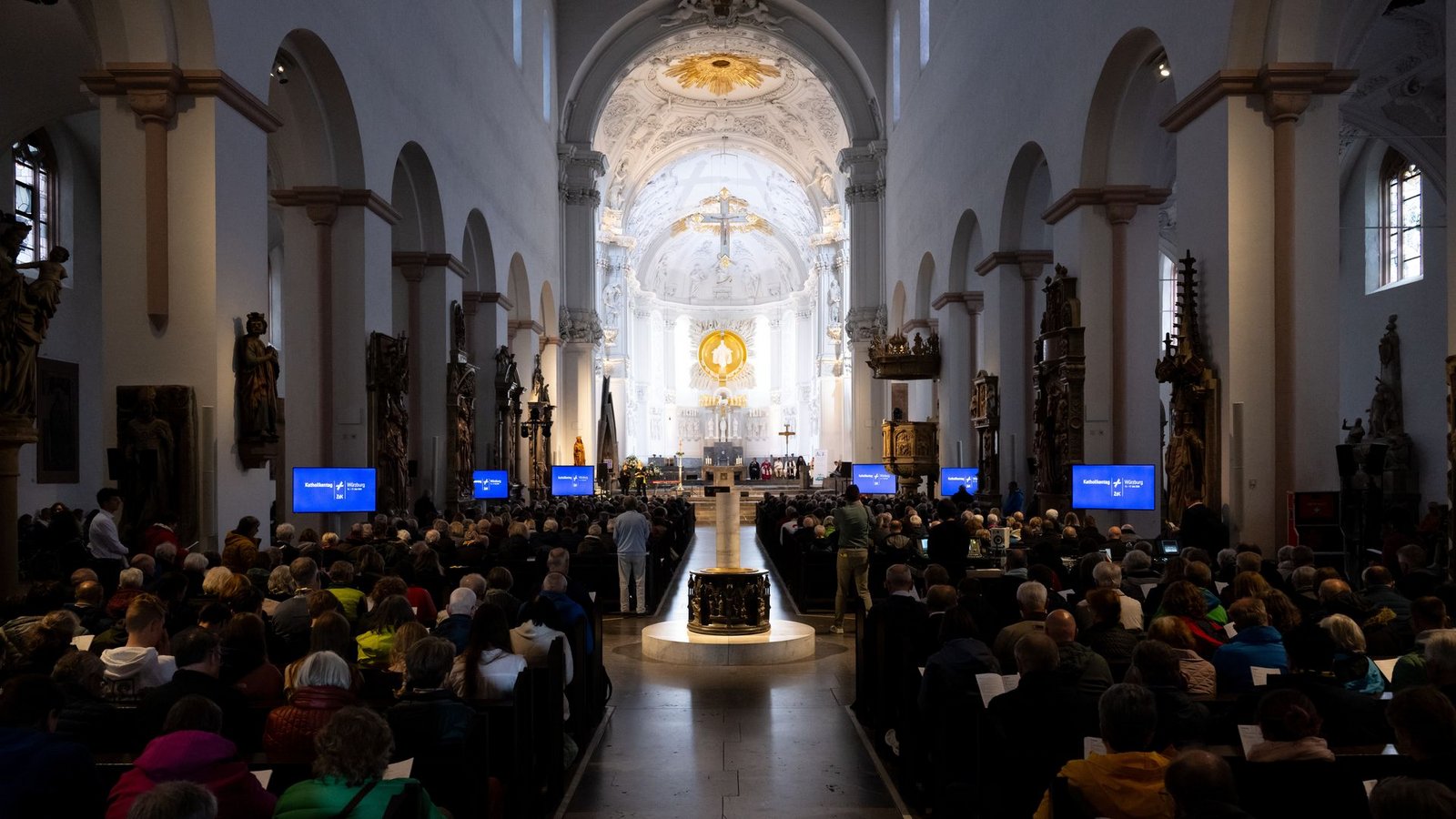 Im Würzburger Dom fanden zahlreiche Gottesdienste und Konzerte statt.Foto: Sven Hoppe/dpa Im Würzburger Dom fanden zahlreiche Gottesdienste und Konzerte statt.Foto: Sven Hoppe/dpa
