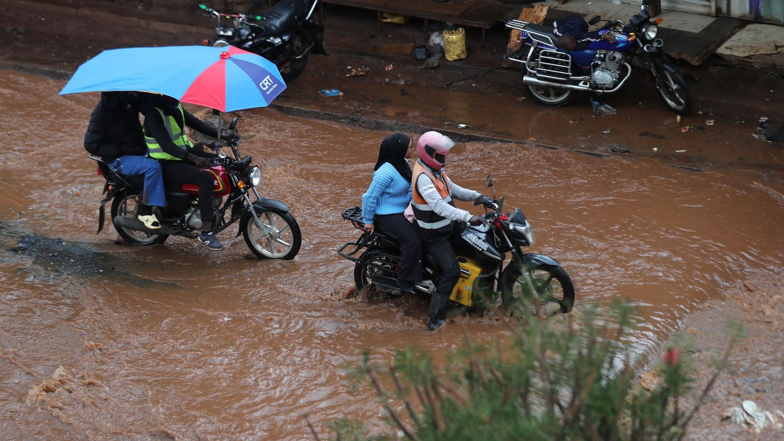 Der Wetterdienst warnt: In den nächsten Tagen soll noch mehr Regen fallen.Foto: Henry Naminde/Xinhua/dpa