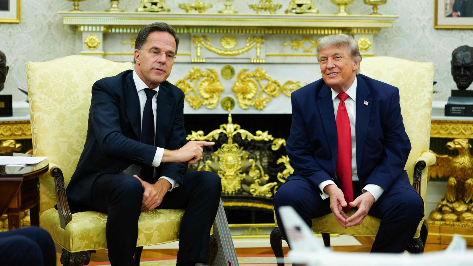 Zwei Männer in goldenem Ambiente: Nato-Generalsekretär Rutte trifft US-Präsident Trump zum Gespräch im Weißen Haus.Foto: AFP