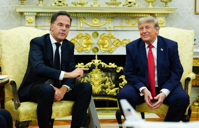 Zwei Männer in goldenem Ambiente: Nato-Generalsekretär Rutte trifft US-Präsident Trump zum Gespräch im Weißen Haus.<span class='image-autor'>Foto: AFP</span>