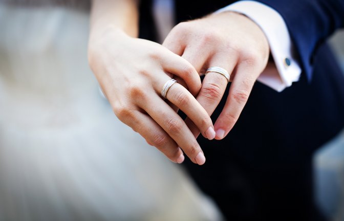 links oder rechts – An welcher Hand trägt man üblicherweise den Ehering?<span class='image-autor'>Foto: Melinda Nagy / shutterstock.com</span>