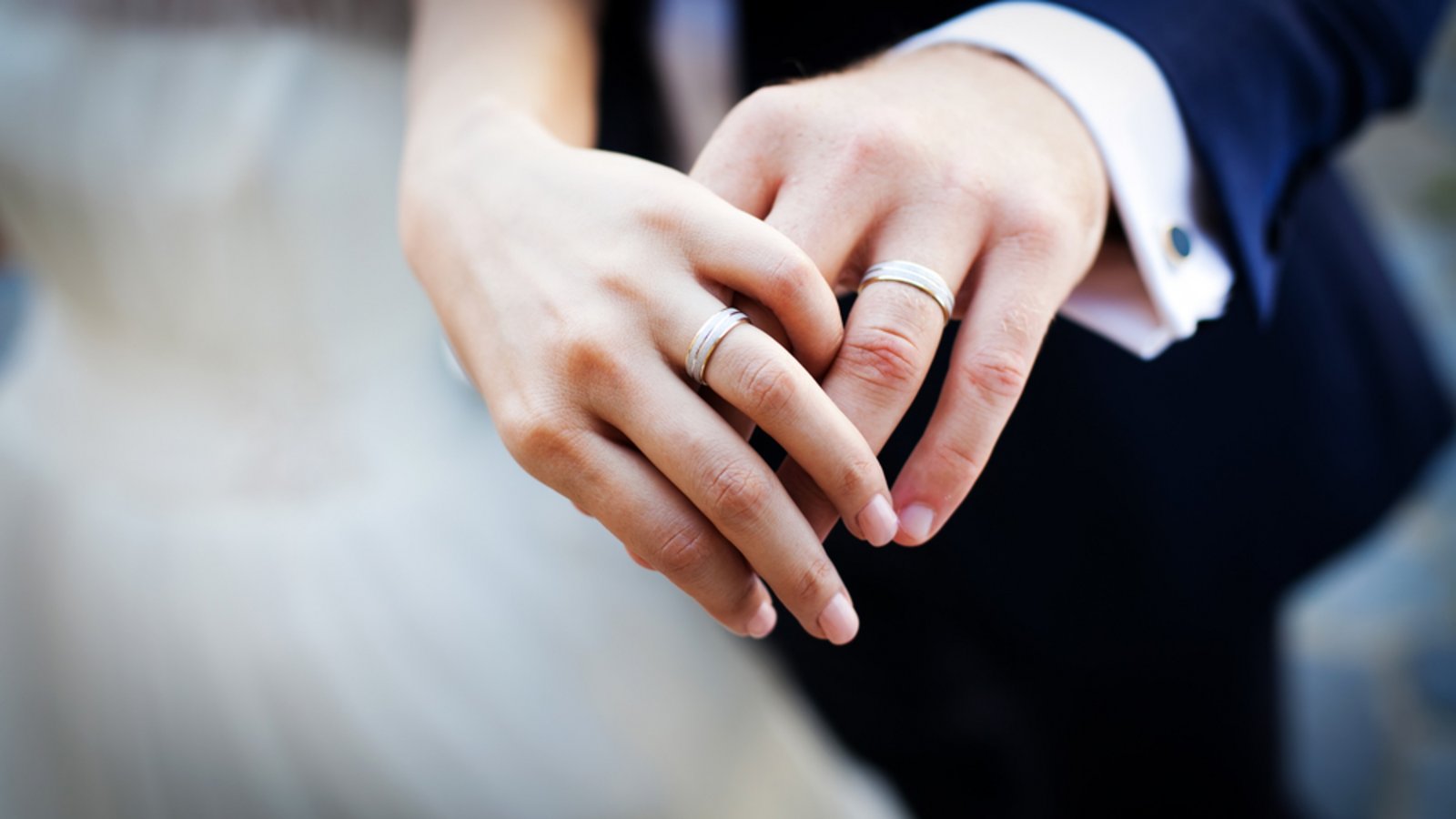 links oder rechts – An welcher Hand trägt man üblicherweise den Ehering?Foto: Melinda Nagy / shutterstock.com links oder rechts – An welcher Hand trägt man üblicherweise den Ehering?Foto: Melinda Nagy / shutterstock.com