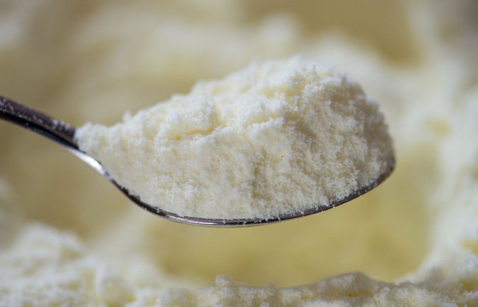 Danone ruft bestimmte Babynahrung zurück. (Symbolbild)<span class='image-autor'>Foto: Armin Weigel/dpa</span>