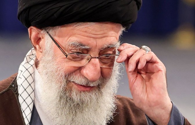 Ajatollah Khamenei, religiöses Oberhaupt des Iran und gleichzeitig Oberbefehlshaber der Streitkräfte des Landes<span class='image-autor'>Foto: AFP/ATTA KENARE</span>