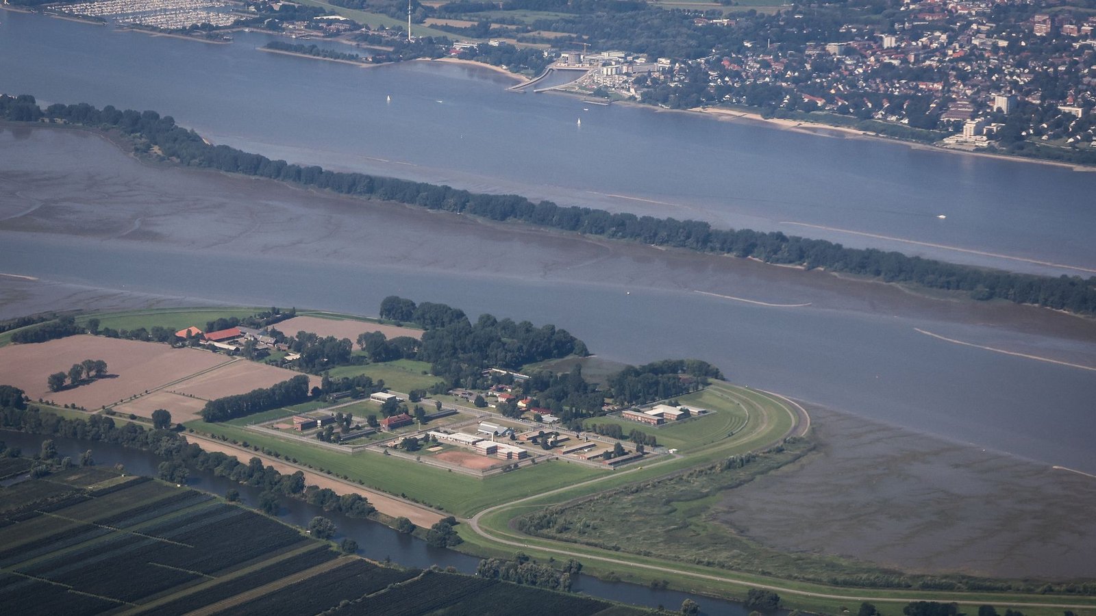 Die Justizvollzugsanstalt Hahnöfersand liegt auf einer Insel in der Elbe. (Archivbild)Foto: Christian Charisius/dpa