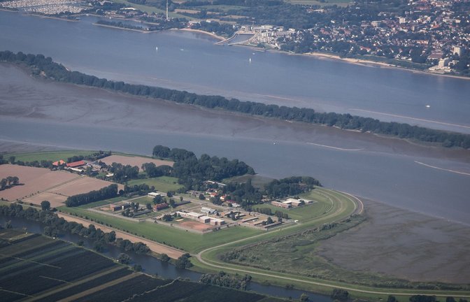 Die Justizvollzugsanstalt Hahnöfersand liegt auf einer Insel in der Elbe. (Archivbild)<span class='image-autor'>Foto: Christian Charisius/dpa</span>