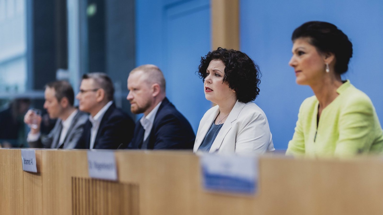 Der Vereinsvorstand (von rechts) : Sahra Wagenknecht, Amira Mohamed Ali, Christian Leye, Ralph Suikat und Lukas SchoenFoto: imago/Florian Gaertner