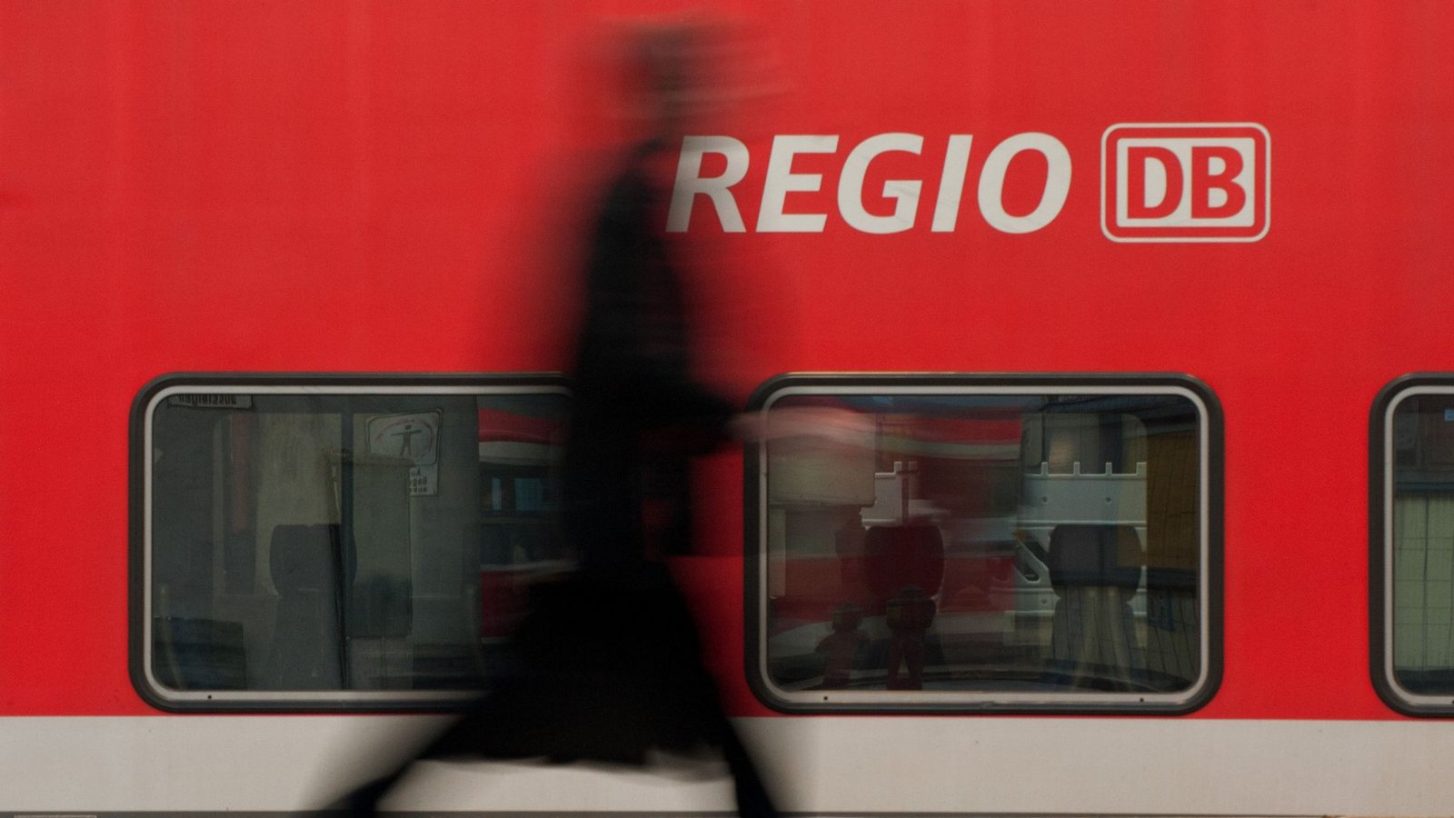 Der Vorfall ereignete sich in einem Regionalzug (Symbolbild).Foto: dpa/Marijan Murat