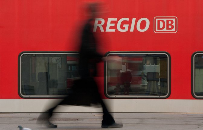 Der Vorfall ereignete sich in einem Regionalzug (Symbolbild).<span class='image-autor'>Foto: dpa/Marijan Murat</span>