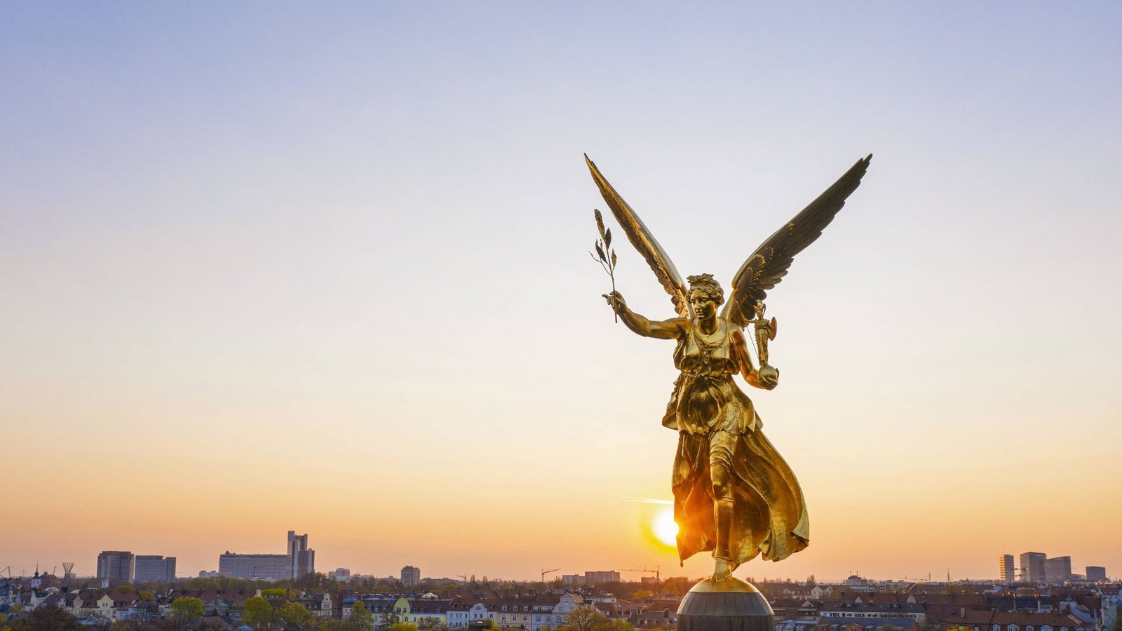 Der Bote des Friedens über München: An Allegorien zur Überwindung von Gewalt fehlt es nicht.
Foto: imago /
Martin SiepmannFoto: Der Bote des Friedens über München: An Allegorien zur Überwindung von Gewalt fehlt es nicht.
Foto: imago /
Martin SiepmannFoto: 