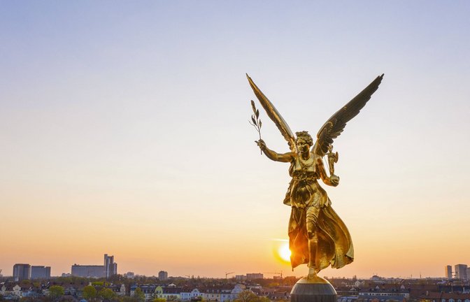 Der Bote des Friedens über München: An Allegorien zur Überwindung von Gewalt fehlt es nicht.  

Foto: imago /
Martin Siepmann<span class='image-autor'>Foto: &nbsp;</span>