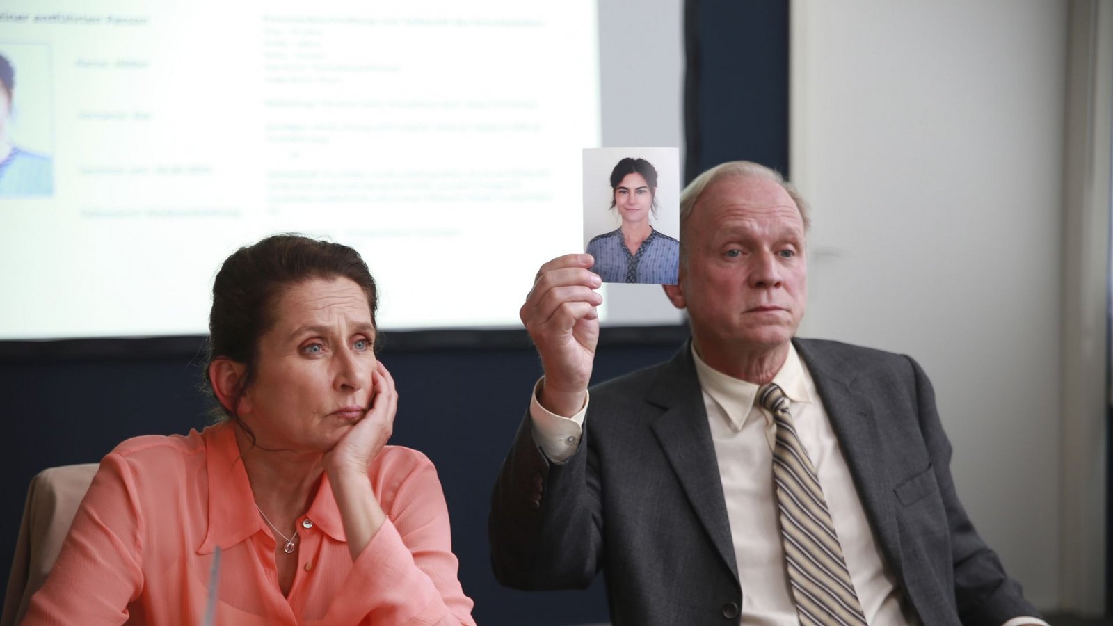 So schaut die gesuchte Frau aus. Magda Wächter (Barbara Philipp) und Felix Murot (Ulrich Tukur) vor der Ermittlungsgruppe.Foto: HR/Senator Film/Dietrich Brüggem