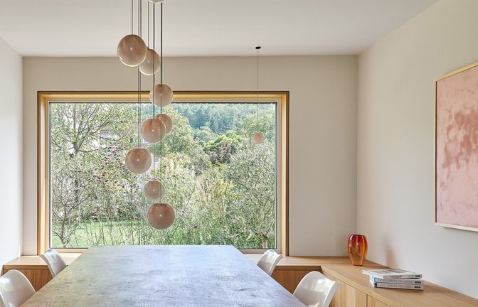 Panoramasicht auf den Garten – das Haus aus der Nachkriegszeit wurde vom Stuttgarter Architekten Thilo Holzer zukunftsfähig umgestaltet.<span class='image-autor'>Foto: Zooey Braun</span>