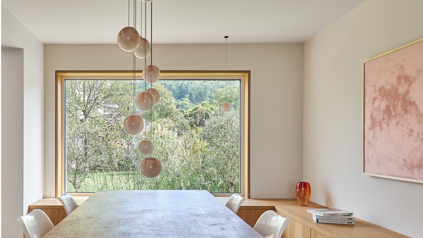 Panoramasicht auf den Garten – das Haus aus der Nachkriegszeit wurde vom Stuttgarter Architekten Thilo Holzer zukunftsfähig umgestaltet.Foto: Zooey Braun