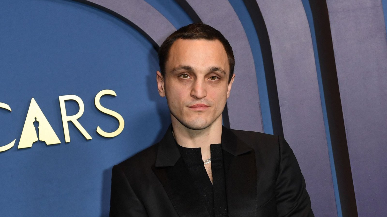 Auch der deutsche Schauspieler und Tänzer Franz Rogowski besuchte die Gala. Im Spielfilm „Passages“ spielte er schon an der Seite von Ben Wishaw, bekannt aus der „James Bond“-Reihe.Foto: AFP/VALERIE MACON Auch der deutsche Schauspieler und Tänzer Franz Rogowski besuchte die Gala. Im Spielfilm „Passages“ spielte er schon an der Seite von Ben Wishaw, bekannt aus der „James Bond“-Reihe.Foto: AFP/VALERIE MACON
