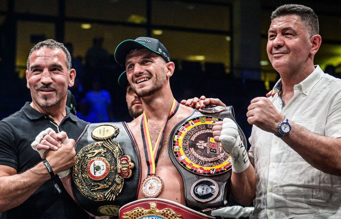 Voller Zuversicht: Ardian Krasniqi mit den beiden Box-Legenden Firat Arslan (li.) und Luan Krasniqi, seinem Onkel.<span class='image-autor'>Foto: IMAGO/Eibner</span>