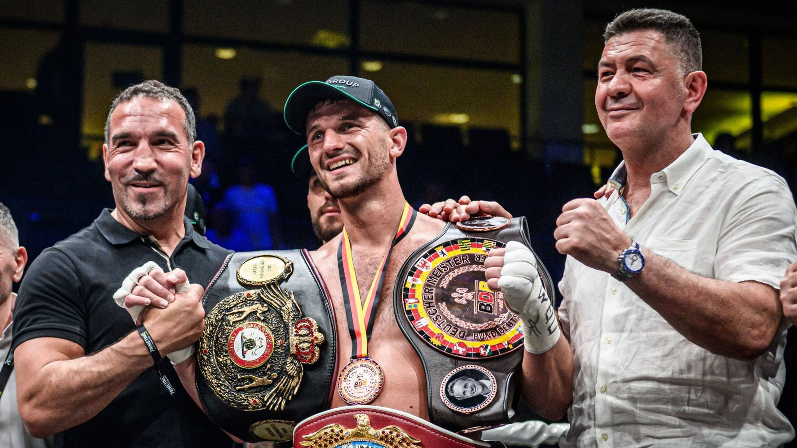 Voller Zuversicht: Ardian Krasniqi mit den beiden Box-Legenden Firat Arslan (li.) und Luan Krasniqi, seinem Onkel.Foto: IMAGO/Eibner
