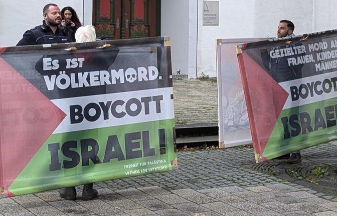 Demonstranten vor der Martinskirche in Langenau<span class='image-autor'>Foto: Rüdiger Bäßler</span>