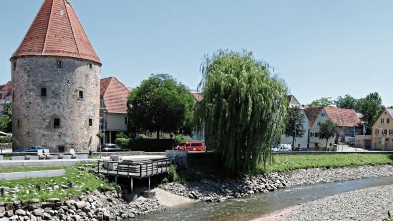 Wie angekündigt geht der Enzpegel in Vaihingen wegen Reparaturarbeiten im Wasserkraftwerk in die Knie. Foto: Bögel Wie angekündigt geht der Enzpegel in Vaihingen wegen Reparaturarbeiten im Wasserkraftwerk in die Knie. Foto: Bögel