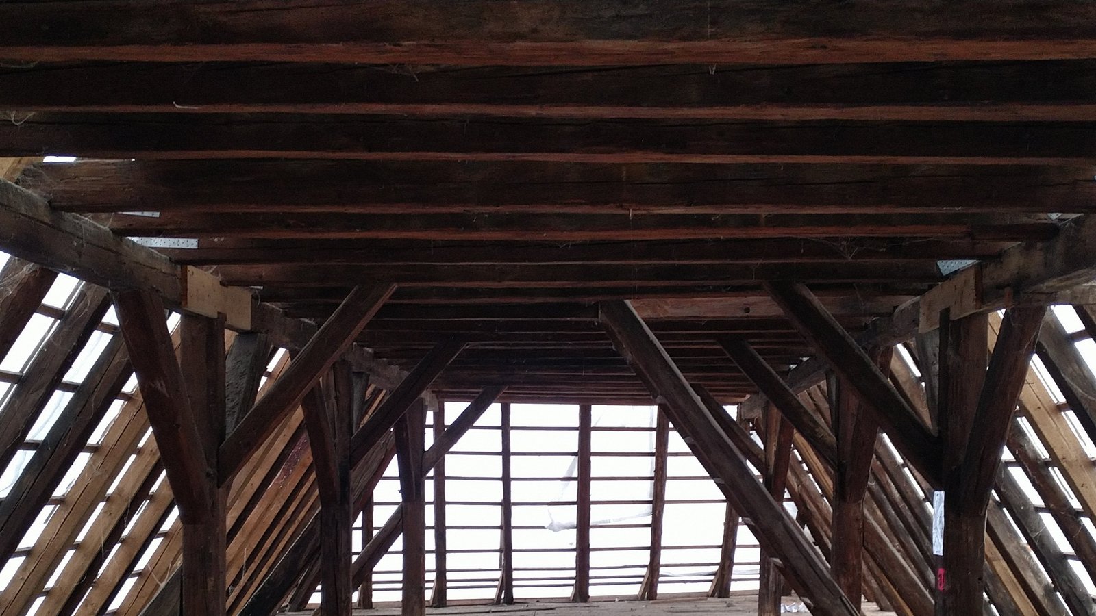 Eins der vier Geschosse des riesigen Dachstuhls.  Foto: Kühn