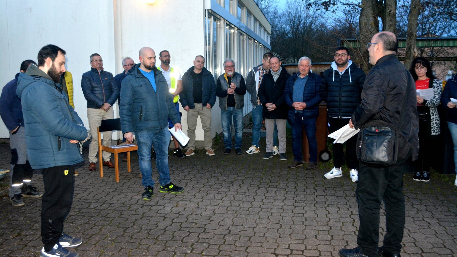 Die Proben für die Karfreitagsprozession finden auf dem Platz vor dem Kindergarten St. Johannes in Mühlacker statt. Die Proben für die Karfreitagsprozession finden auf dem Platz vor dem Kindergarten St. Johannes in Mühlacker statt.