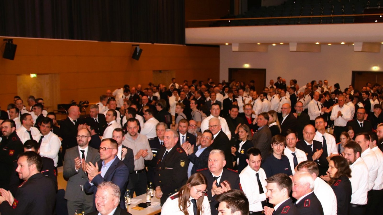 In der voll besetzten Vaihinger Stadthalle gibt es Applaus für die langjährigen Wehrleute. Bei der Verpflegung der Gäste ist die Jugend im Einsatz.