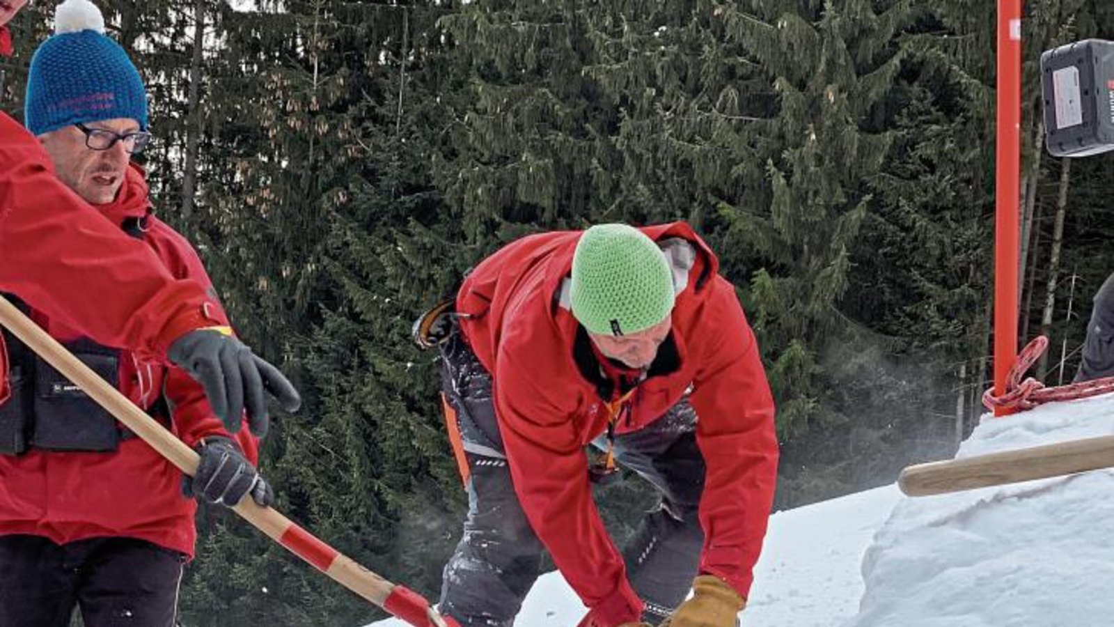 Ronald Adelberger, Abschnittsleiter am Seilbahn-Sprung, nimmt einmal Maß (rechts unten), bevor er überwacht, wie die kleine Schanze gekürzt und abgetragen wird (links). Zum Verdichten des Schnees bewässter Klaus Coller den Eishang genannten Abschnitt der Kandahar (rechts oben). Nach dem Rennen tauscht er sich mit der Abfahrtsdritten Kira Weidle aus (unten Mitte). Fotos: privat Ronald Adelberger, Abschnittsleiter am Seilbahn-Sprung, nimmt einmal Maß (rechts unten), bevor er überwacht, wie die kleine Schanze gekürzt und abgetragen wird (links). Zum Verdichten des Schnees bewässter Klaus Coller den Eishang genannten Abschnitt der Kandahar (rechts oben). Nach dem Rennen tauscht er sich mit der Abfahrtsdritten Kira Weidle aus (unten Mitte). Fotos: privat