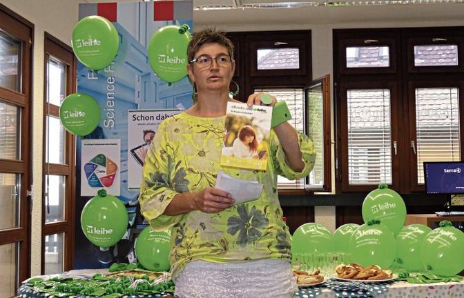 Mitarbeiterin Stefanie Junk hält bei Bedarf Informationsmaterial für die Nutzer bereit.  Foto: p