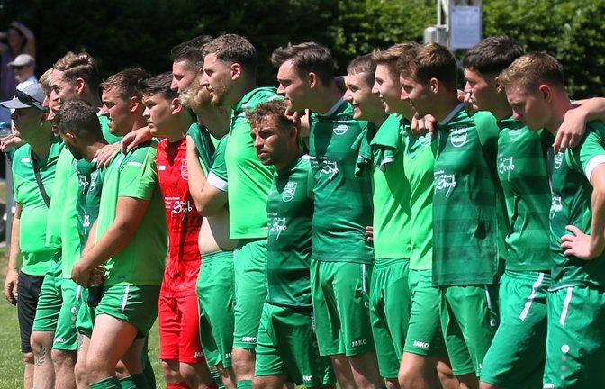 Gespanntes Warten aufs Elfmeterschießen um den Halbfinaleinzug beim Kleinglattbacher Team.