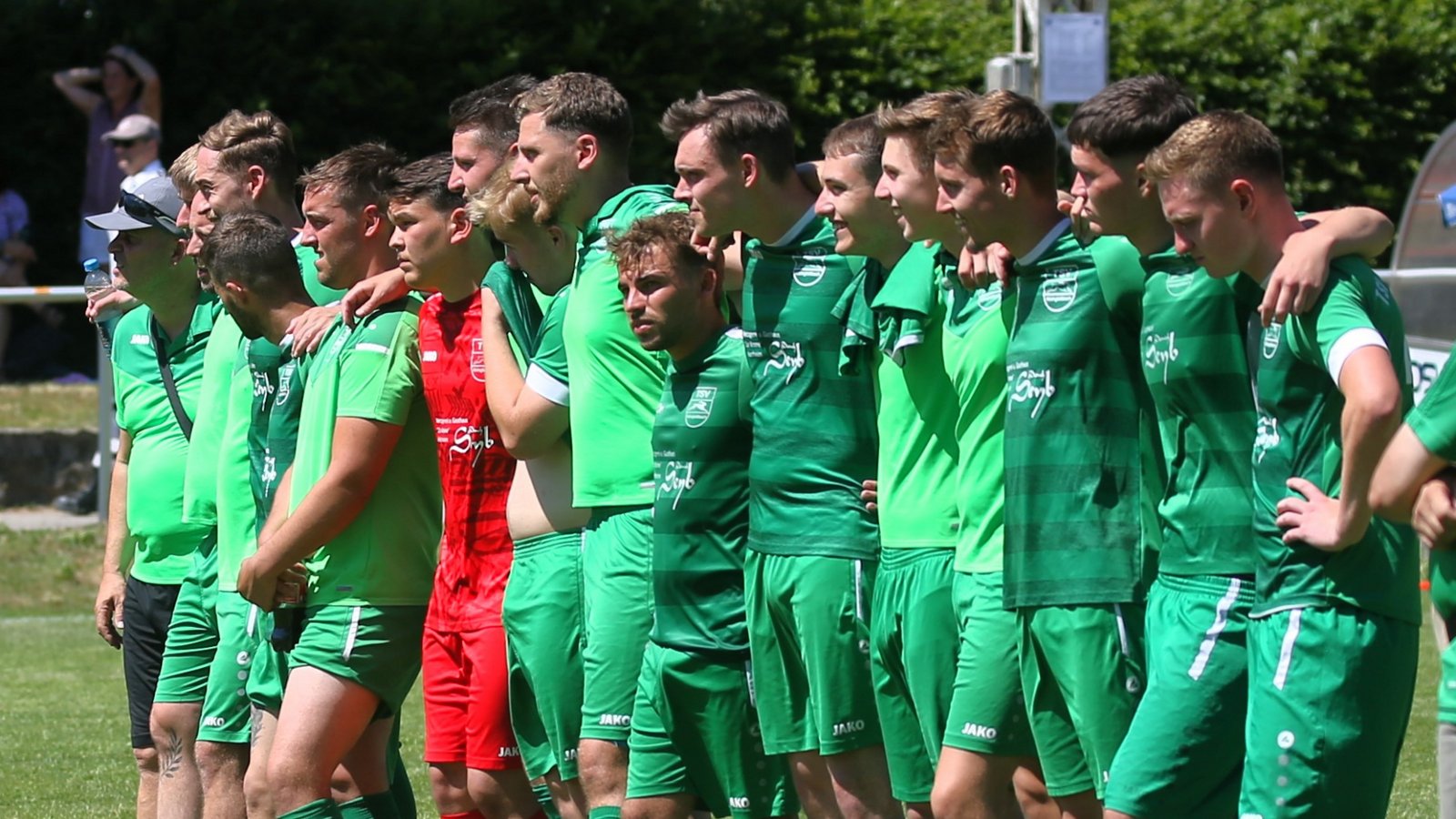 Gespanntes Warten aufs Elfmeterschießen um den Halbfinaleinzug beim Kleinglattbacher Team. Gespanntes Warten aufs Elfmeterschießen um den Halbfinaleinzug beim Kleinglattbacher Team.