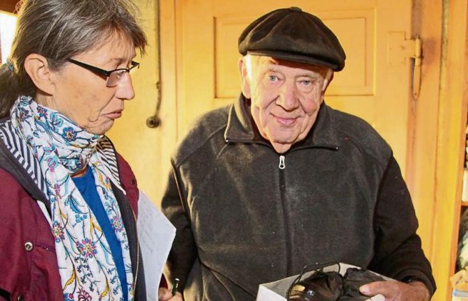Der Oberriexinger Max Stengel zeigt Cornelia Karow vom Landesmuseum sein ältestes Paar Schuhe im Laden. Foto: Gergen