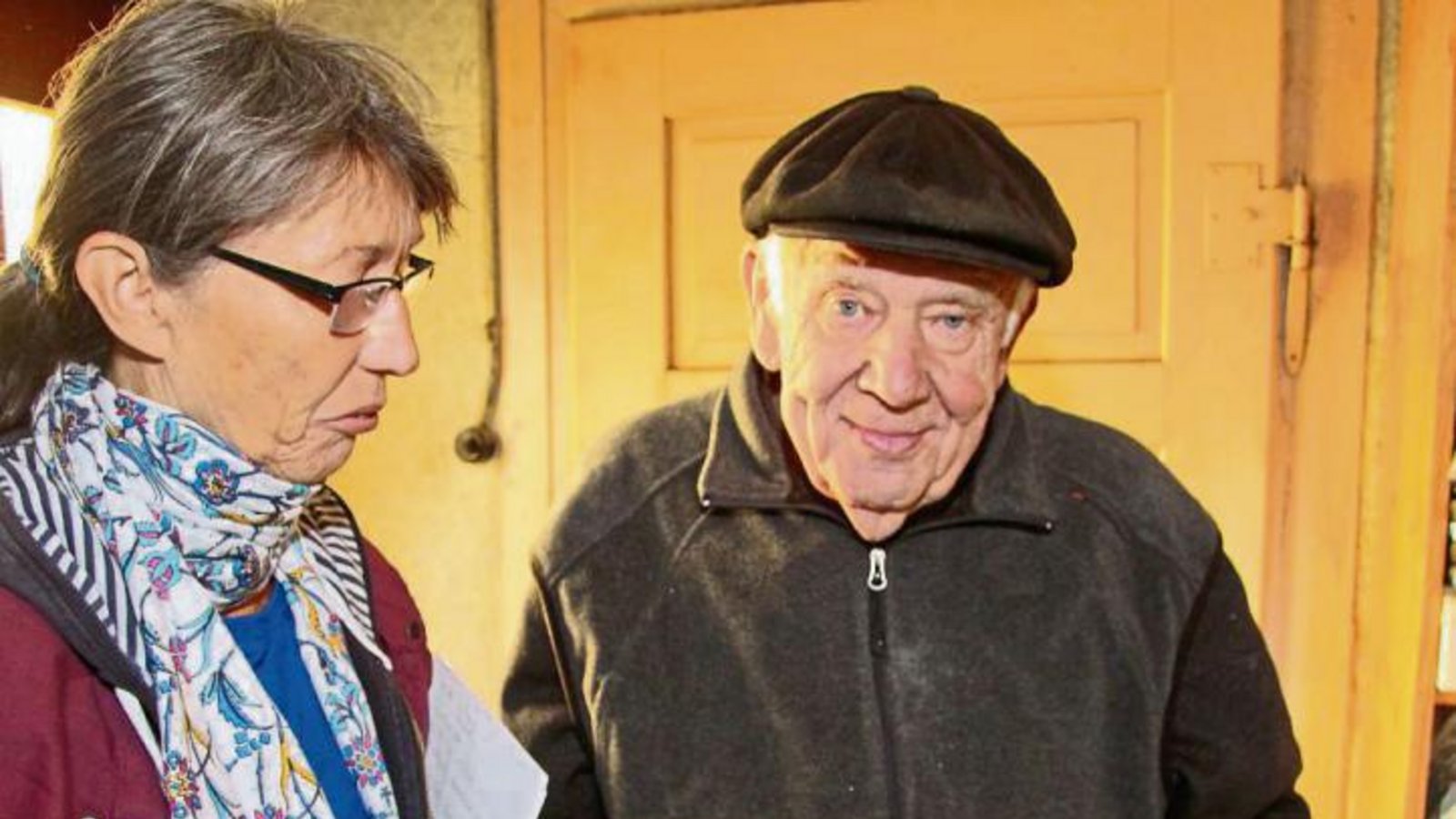 Der Oberriexinger Max Stengel zeigt Cornelia Karow vom Landesmuseum sein ältestes Paar Schuhe im Laden. Foto: Gergen