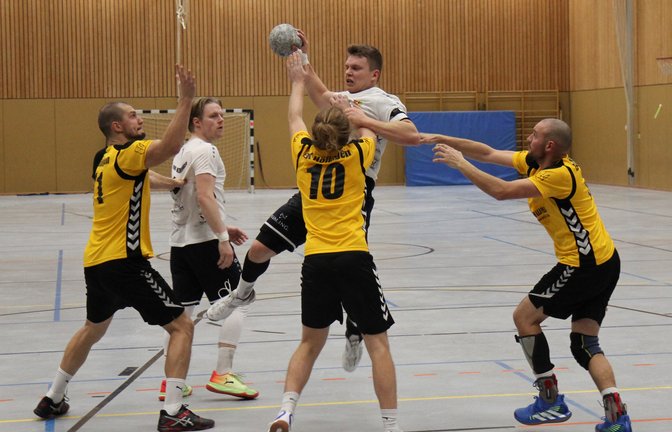 Der Enzweihinger Leif Wiederhöft ist auch von drei Gegenspielern in dieser Szene nicht zu stoppen. <span class='image-autor'>Foto: Dittrich</span>