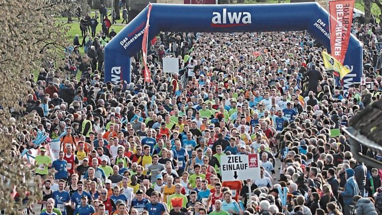 Schon beim Start unter dem Viadukt zieht sich das Teilnehmerfeld der rund 3400 Athleten beim 37. Bietigheimer Silvesterlauf in die Länge. Fotos: Nachreiner Schon beim Start unter dem Viadukt zieht sich das Teilnehmerfeld der rund 3400 Athleten beim 37. Bietigheimer Silvesterlauf in die Länge. Fotos: Nachreiner