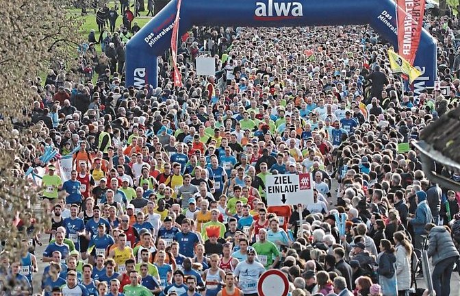 Schon beim Start unter dem Viadukt zieht sich das Teilnehmerfeld der rund 3400 Athleten beim 37. Bietigheimer Silvesterlauf in die Länge. Fotos: Nachreiner