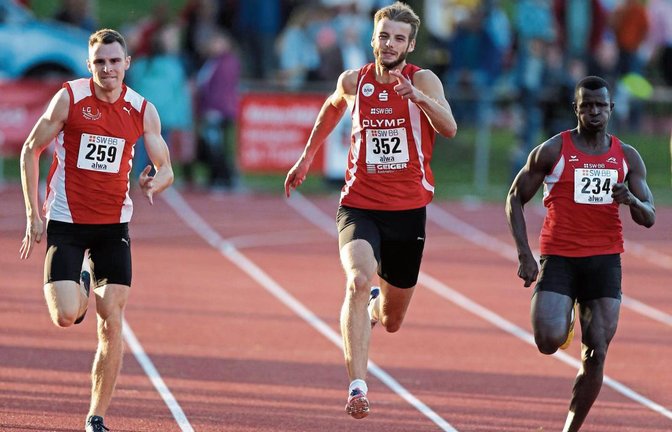 Felix Franz (Mitte) gewinnt den 200-Meter-Lauf der Männer vor Florian Gedemer (links) und Lamin Camara. Foto: Küppers