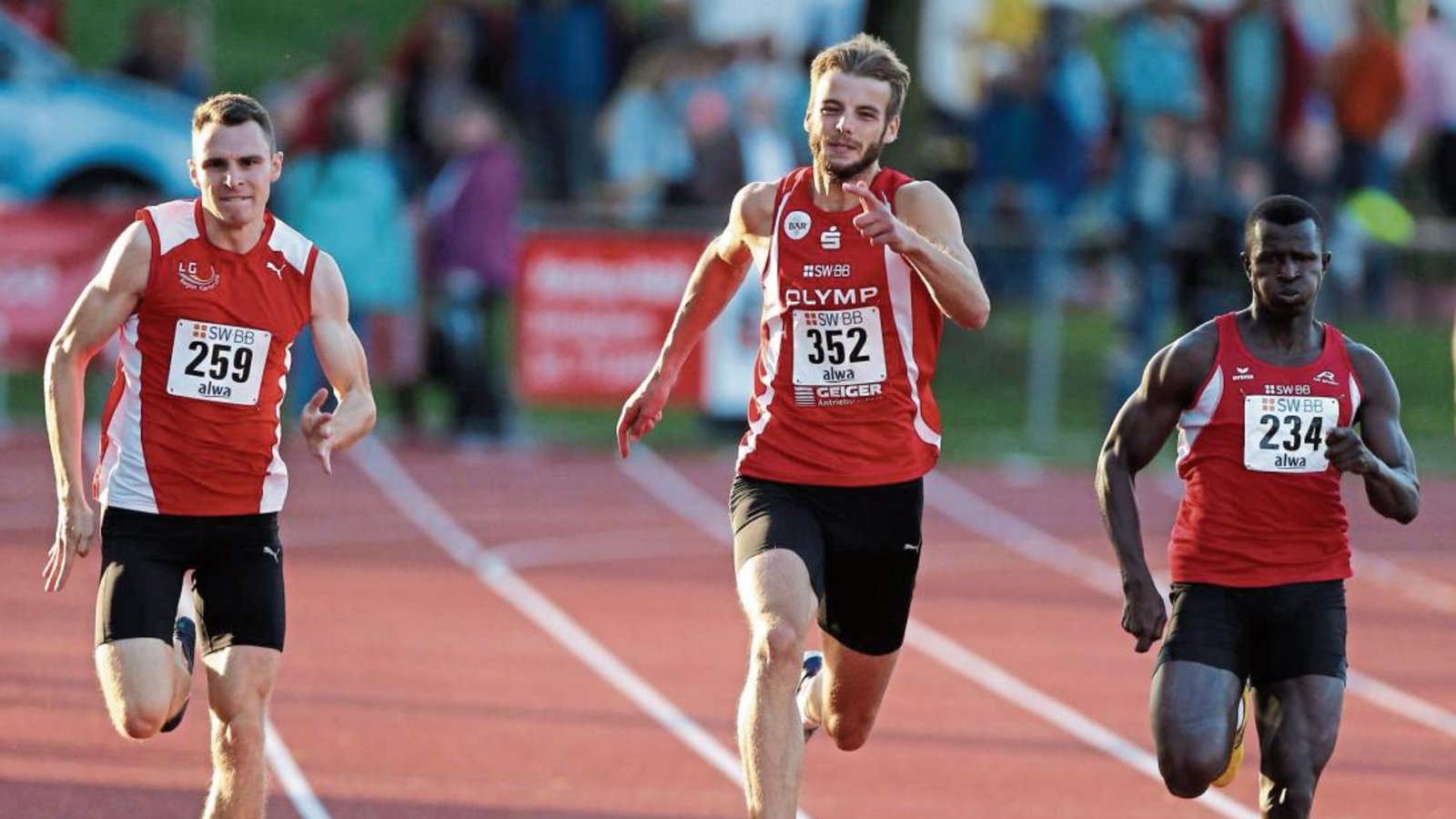 Felix Franz (Mitte) gewinnt den 200-Meter-Lauf der Männer vor Florian Gedemer (links) und Lamin Camara. Foto: Küppers Felix Franz (Mitte) gewinnt den 200-Meter-Lauf der Männer vor Florian Gedemer (links) und Lamin Camara. Foto: Küppers