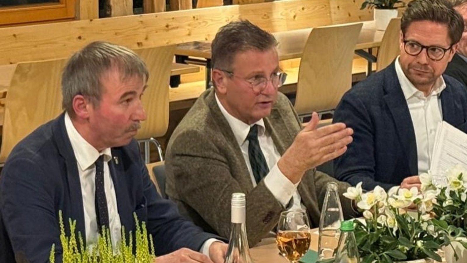 Konrad Epple, Peter Hauk und Fabian Gramling (von links) hören sich die Sorgen der Landwirte im Kirbachtal an.  Foto: p