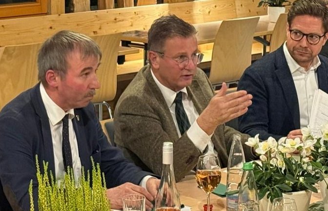 Konrad Epple, Peter Hauk und Fabian Gramling (von links) hören sich die Sorgen der Landwirte im Kirbachtal an.  <span class='image-autor'>Foto: p</span>