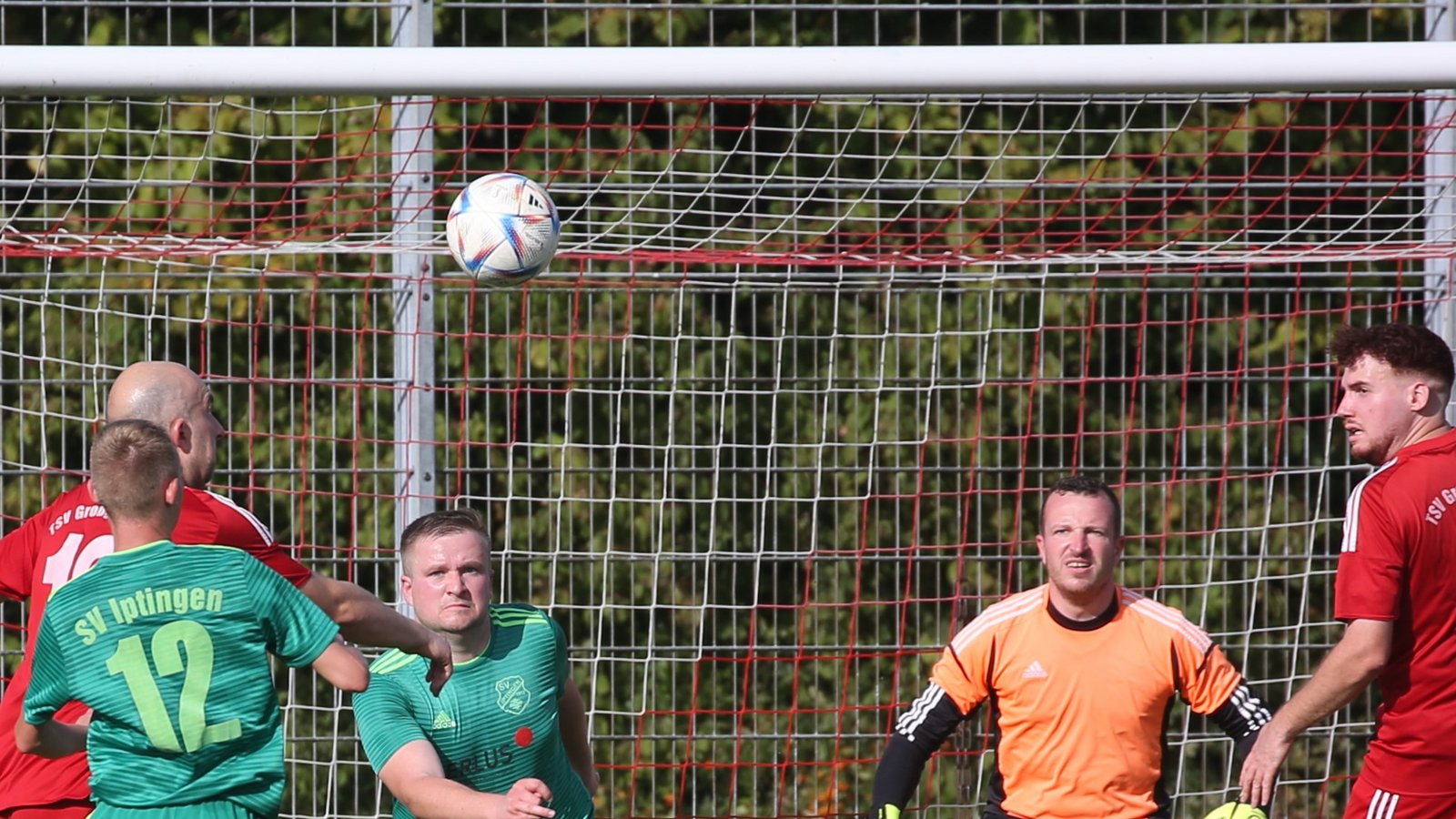 Hochbetrieb vor dem Tor von SVI-Schlussmann Marco Euchenhofer, aber am Ende steht in Großglattbach ein 2:2-Unentschieden. Foto: Küppers Hochbetrieb vor dem Tor von SVI-Schlussmann Marco Euchenhofer, aber am Ende steht in Großglattbach ein 2:2-Unentschieden. Foto: Küppers