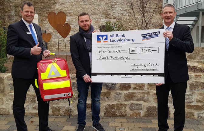 4000 Euro-Spende der VR-Bank Ludwigsburg für Notfallrucksäcke der „Helfer vor Ort“: Sie sind gut ausgebildete Ersthelfer aus der Nachbarschaft – die „Helfer vor Ort“, die auch in Oberriexingen im Rahmen des DRK und der Malteser im Einsatz sind. Ihre Aufgabe ist es, die Zeit bis zum Eintreffen von Notarzt oder Rettungsdienst zu überbrücken. Dabei können die Maßnahmen von der einfachen Betreuung der Patienten bis zu lebensrettenden Sofortmaßnahmen reichen. In jedem Fall übernehmen die Ehrenamtlichen eine wichtige Aufgabe in der Rettungskette. Die VR-Bank Ludwigsburg unterstützt diese Arbeit mit einer Spende von 4000 Euro, finanziert aus Mitteln des VR-Gewinnsparens. Vorstandsmitglied Frank Kraaz (r.) überreichte die Spende gemeinsam mit dem Bereichsleiter der Region Vaihingen, Andreas Büdenbender (l.), an Oberriexingens Bürgermeister Frank Wittendorfer. „Ein sinnvolles und großartiges Engagement, das wir sehr gerne unterstützen“, betonte Frank Kraaz bei der Übergabe. Bürgermeister Wittendorfer ist selbst als „Helfer vor Ort“ tätig und begrüßte die Spende: „Wir hatten schon zahlreiche Fälle, bei denen die Notfallrucksäcke im Einsatz waren, sie sind eine große Hilfe“, berichtete Wittendorfer. „Bei den ,Helfern vor Ort‘ geht es vor allem darum, schnellstmöglich vor Ort und für die Menschen da zu sein. Mit den Rucksäcken sind wir für jeden Notfall sehr gut ausgerüstet, sie enthalten alles, vom normalen Erste-Hilfe-Material über einen Defibrillator bis zum Beatmungsgerät.“  <span class='image-autor'>Foto: p</span>